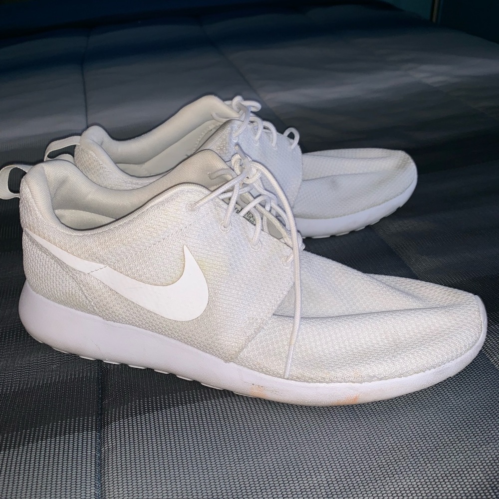 White Nike roshes size 13